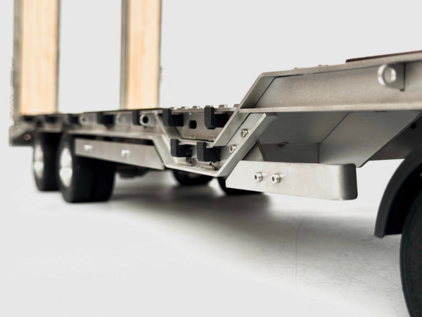 FM 3-Achs-Schwerlast-Tieflader mit Radaussparungen